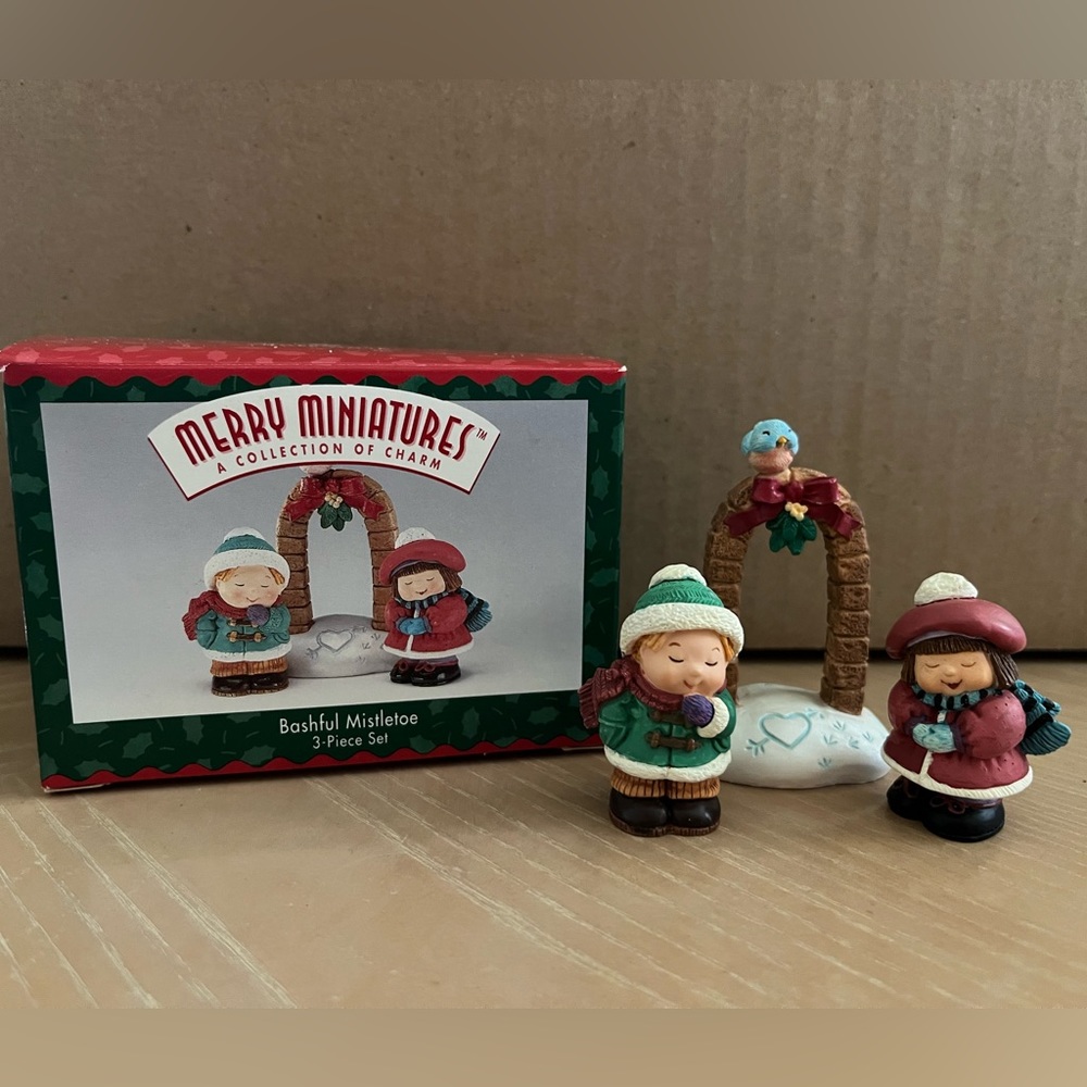 Hallmark Merry Miniatures. Bashful Mistletoe. 3 piece set. 1996. QFM8054.